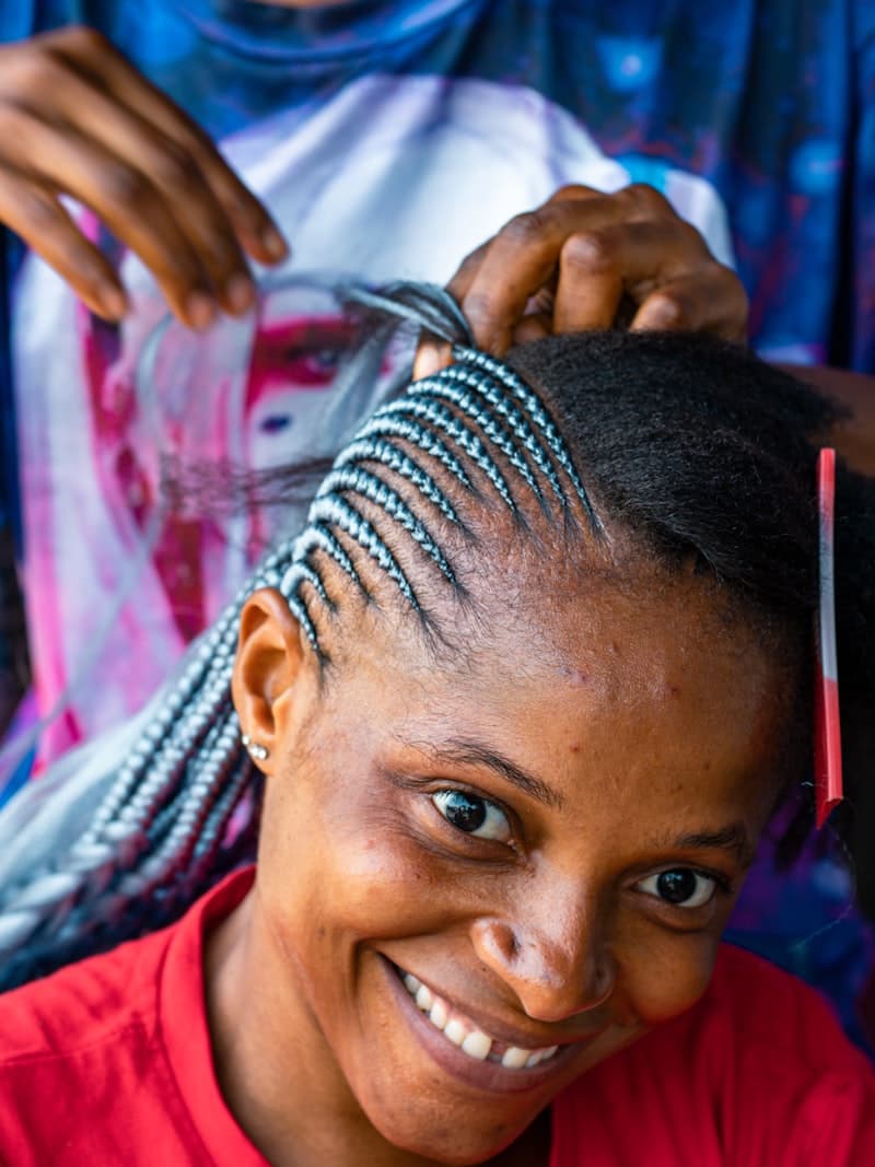 Cliente a fazer tranças cornrow num salão